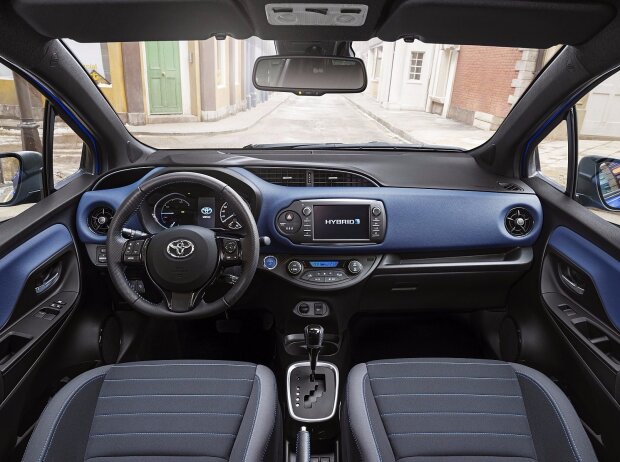 Innenraum und Cockpit des Toyota Yaris 2017 Innenraum und Cockpit des Toyota Yaris 2017