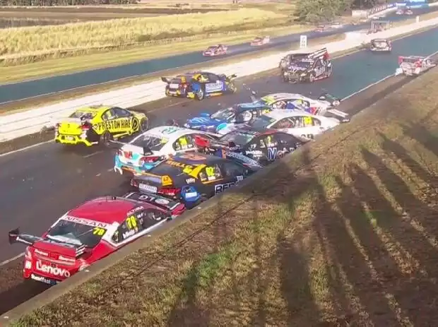 Supercars Crash Titel-Bild zur News: Supercars Crash