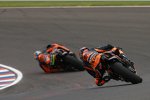 Bradley Smith hinter Pol Espargaro