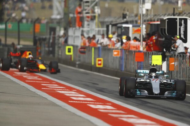 Valtteri Bottas Daniel Ricciardo Red Bull Red Bull Racing F1 ~Valtteri Bottas (Mercedes) und Daniel Ricciardo (Red Bull) ~ Valtteri Bottas Daniel Ricciardo Red Bull Red Bull Racing F1 ~Valtteri Bottas (Mercedes) und Daniel Ricciardo (Red Bull) ~