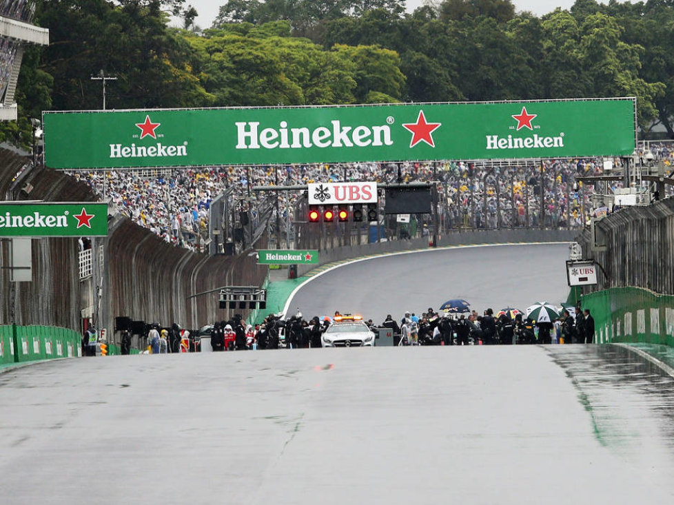 Start bei Regen in Brasilien