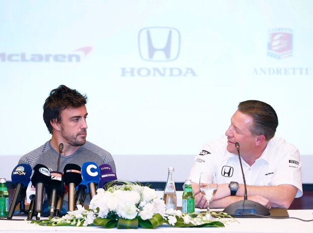 Titel-Bild zur News: Fernando Alonso und Zak Brown