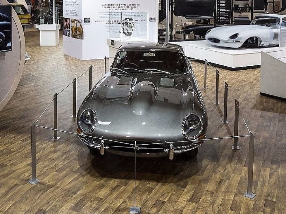 Messestand von Jaguar Land Rover auf der Techno-Classica 2017