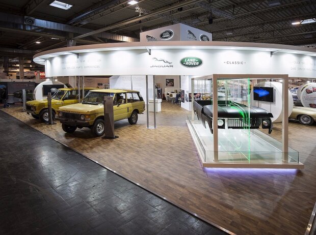 Messestand von Jaguar Land Rover auf der Techno-Classica 2017