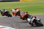 Marcel Schrötter hinter Brad Binder