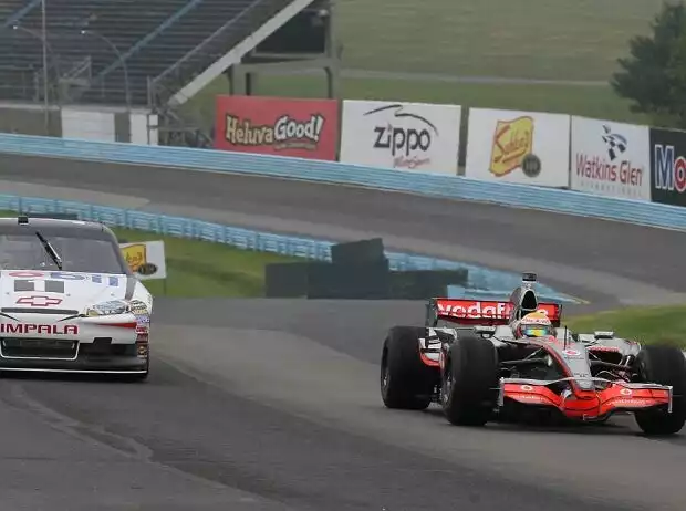 Lewis Hamilton, Tony Stewart Titel-Bild zur News: Lewis Hamilton, Tony Stewart