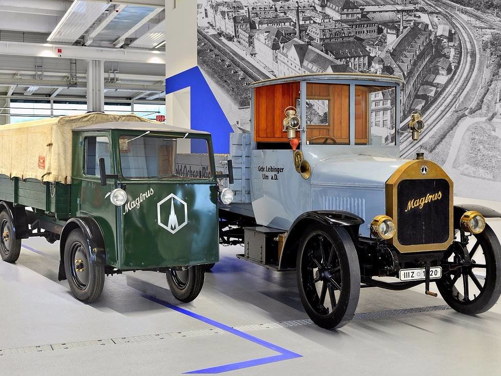 Magirus M 10 (l.) und 2 CV (1920er-Jahre)