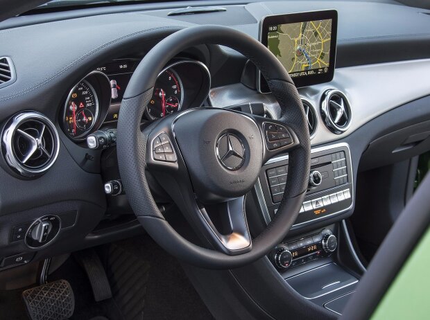 Cockpit des Mercedes-Benz GLA 2017