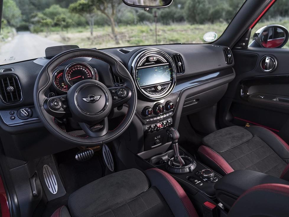 Innenraum und Cockpit des Mini JCW Countryman 2017