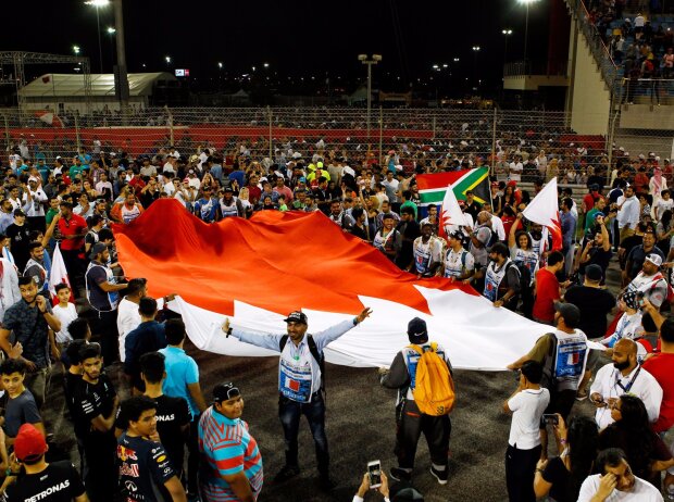 Fans in Bahrain Fans in Bahrain