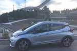 König Harald V von Norwegen und Opel Ampera-e: zwei Langläufer am Holmenkollen 