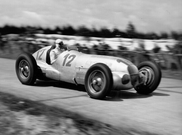 Titel-Bild zur News: Großer Preis von Deutschland 1937, der spätere Sieger Rudolf Caracciola im Mercedes-Benz W 125