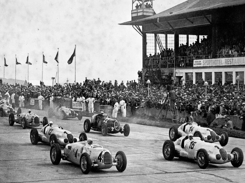 Großer Preis von Deutschland auf dem Nürburgring, 25. Juli 1937, kurz nach dem Start. Rudolf Caracciola auf Mercedes-Benz Rennwagen W 125 (Startnummer 12) gewinnt das Rennen vor seinem Mannschaftskameraden Manfred von Brauchitsch (Startnummer 14)