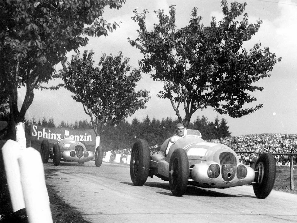 Manfred von Brauchitsch vor Richard Seaman beim Großen Masaryk-Preis in Brünn. Sie belegen schließlich den 2. bzw. 4. Platz, Rudolf Caracciola gewinnt das Rennen. Alle auf Mercedes-Benz 750-Kilogramm-Rennwagen W 125