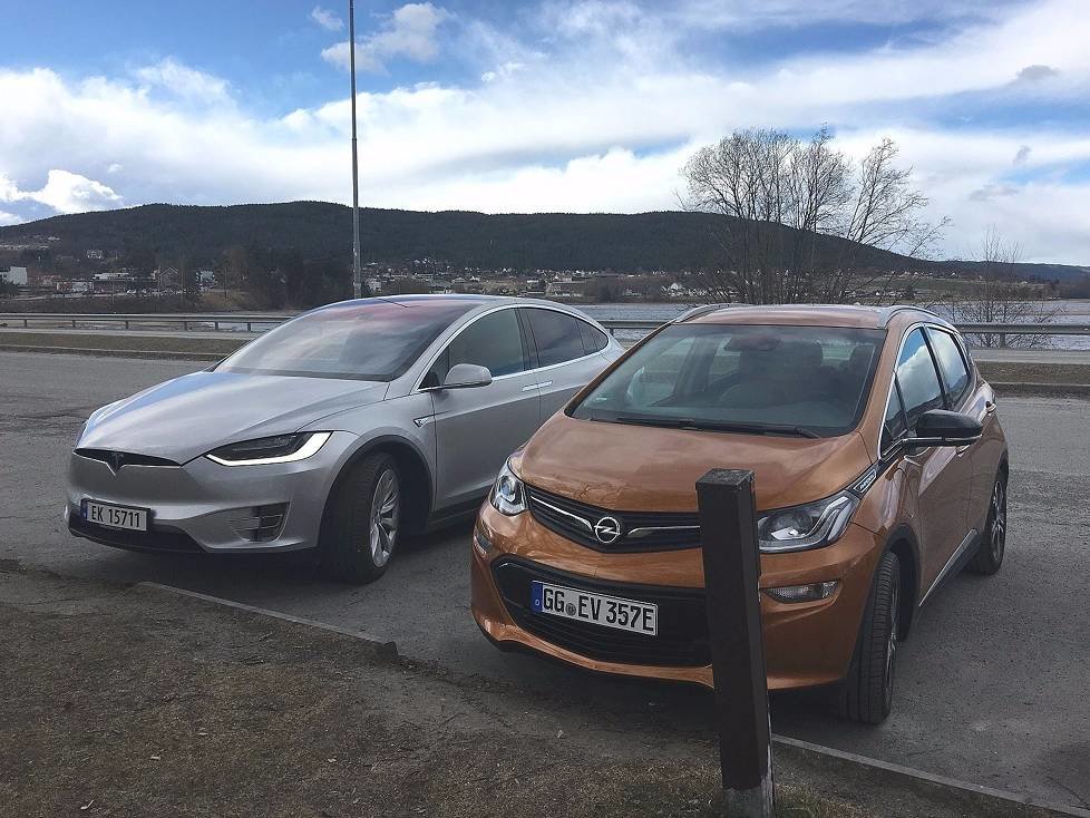Tesla Model S und Opel-Ampera-e: auf gutes Nebeneinander, zumindest in Norwegen