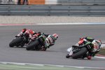 Jonathan Rea hinter Chaz Davies