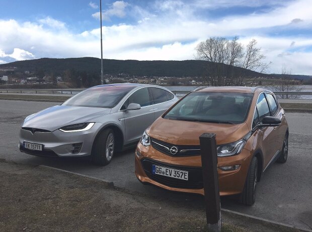 Tesla Model S und Opel-Ampera-e: auf gutes Nebeneinander, zumindest in Norwegen 