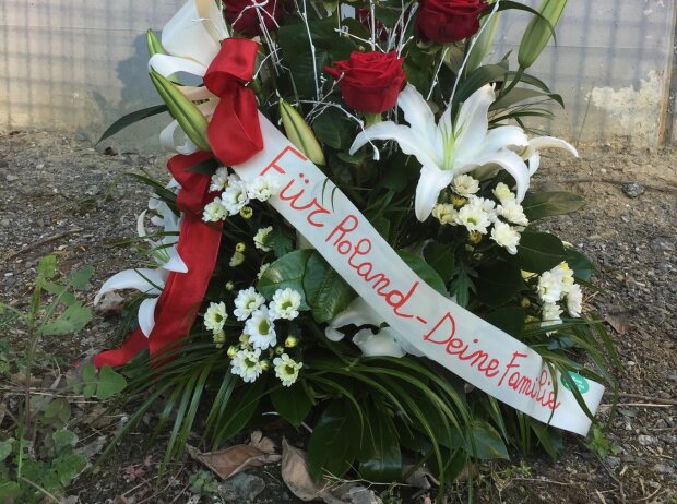 Titel-Bild zur News: Blumengedeck für Roland Ratzenberger in Imola