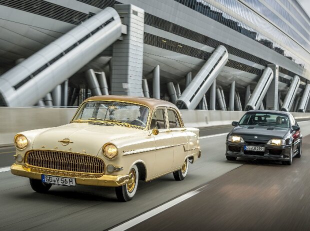 Echte Exoten: Der vergoldete zweimillionste Opel, ein Kapitän Baujahr 1956, und der 377 PS starke Lotus Omega von 1991.