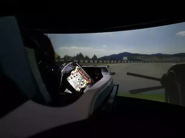 Scheich Khalid bin Hamad Al-Thani im Williams-Simulator Titel-Bild zur News: Scheich Khalid bin Hamad Al-Thani im Williams-Simulator