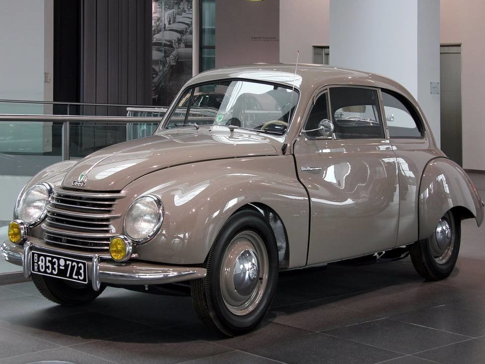 DKW F89 ?Meisterklasse?  im museum mobile in Ingolstadt - Nebellampen und Außenspiegel nicht serienmäßig. Der nachträglich eingebaute Blinker ist wegretuschiert