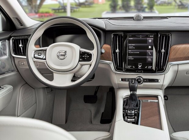 Cockpit des Volvo S90 D4 Momentum 2017 mit Handschaltung