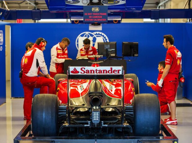 Titel-Bild zur News: Ferrari bei technischer Abnahme