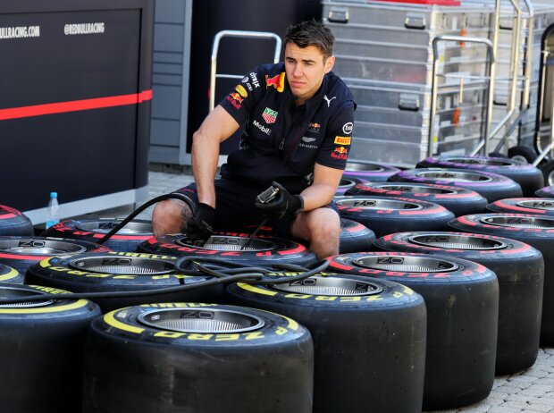 Titel-Bild zur News: Red-Bull-Mechaniker