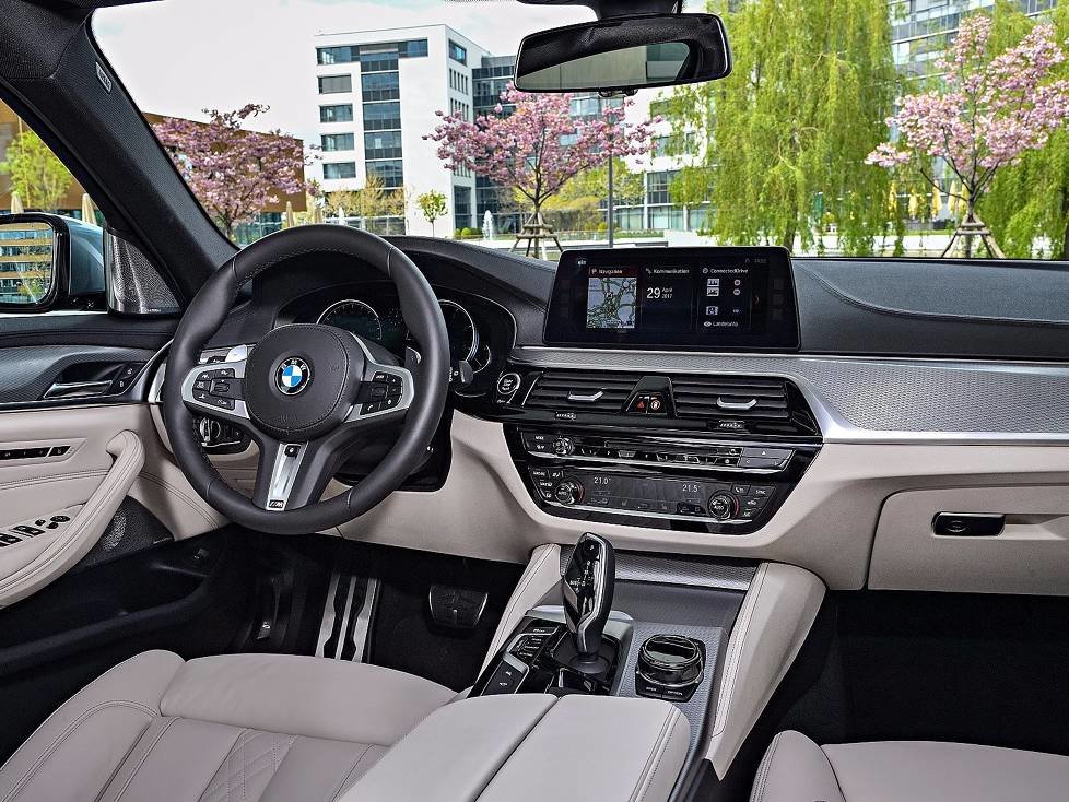 Innenraum und Cockpit des BMW 530d Touring 2017