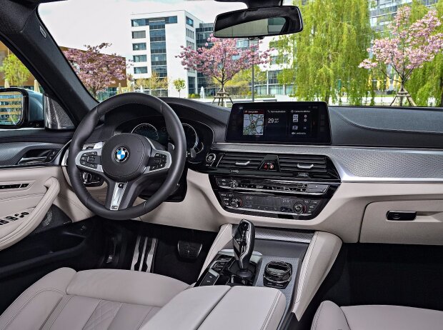 Innenraum und Cockpit des BMW 530d Touring 2017