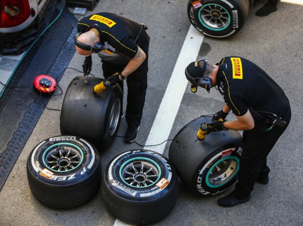 Titel-Bild zur News: Pirelli-Mechaniker bei der Arbeit