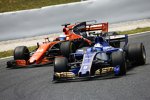 Marcus Ericsson (Sauber) und Fernando Alonso (McLaren) 