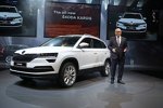 Premiere des Skoda Karoq in Stockholm: Karoq mit Skoda-Chef Bernhard Maier 