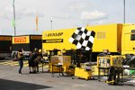 Dunlop beim Aufbau des Arbeitsbereichs