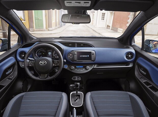Innenraum und Cockpit des Toyota Yaris 2017