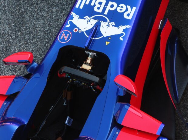 Titel-Bild zur News: Cockpit des Toro Rosso STR12