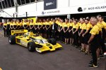 Das Renault-Team mit einem RS01-Formel-1-Auto