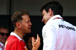 Sebastian Vettel (Ferrari) und Toto Wolff 