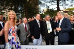 Jackie Stewart und Chase Carey 