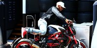 Bild zum Inhalt: "Zu alt": Lewis Hamilton schließt MotoGP-Karriere aus