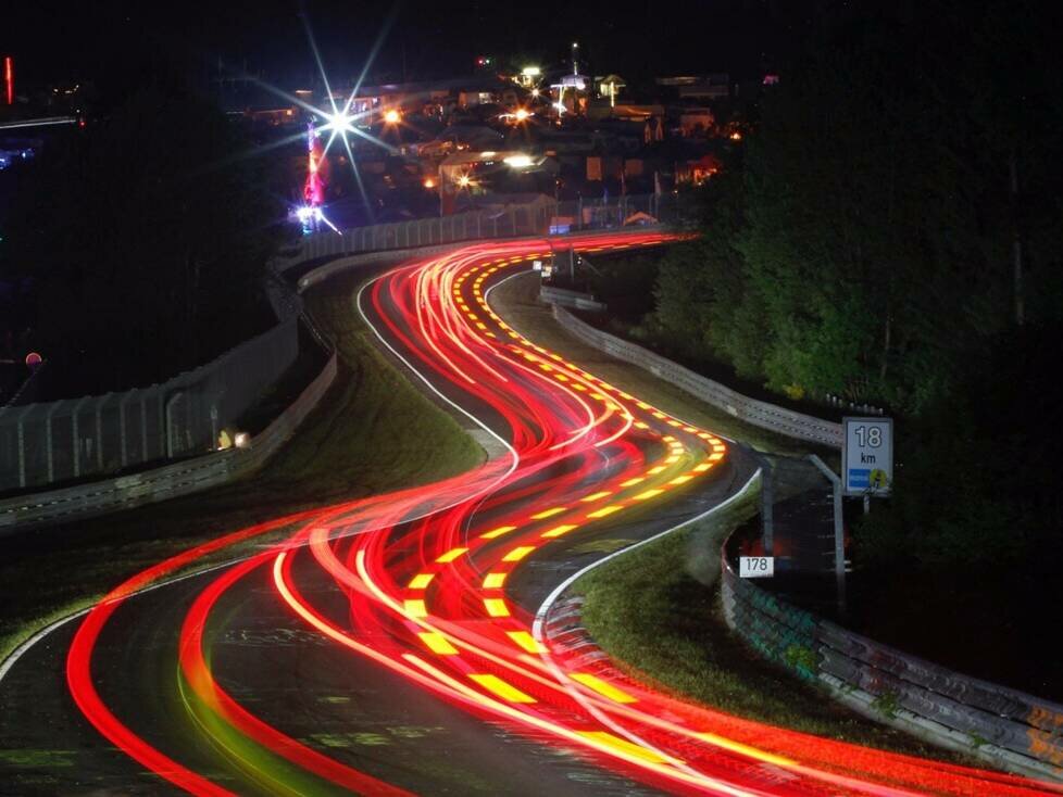 Nacht, Langzeitbelichtung, Rücklichter