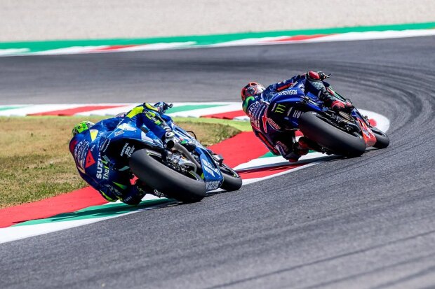  ~Andrea Iannone hinter Maverick Vinales~       