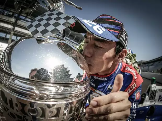 Takuma Sato küsst die Borg-Warner-Trophy nach dem Sieg beim Indy 500 Titel-Bild zur News: Takuma Sato küsst die Borg-Warner-Trophy nach dem Sieg beim Indy 500