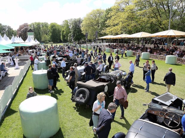 Vintage Race Days 2017: Offene Start- und Ziel-Gerade vor einem Le-Mans-Start