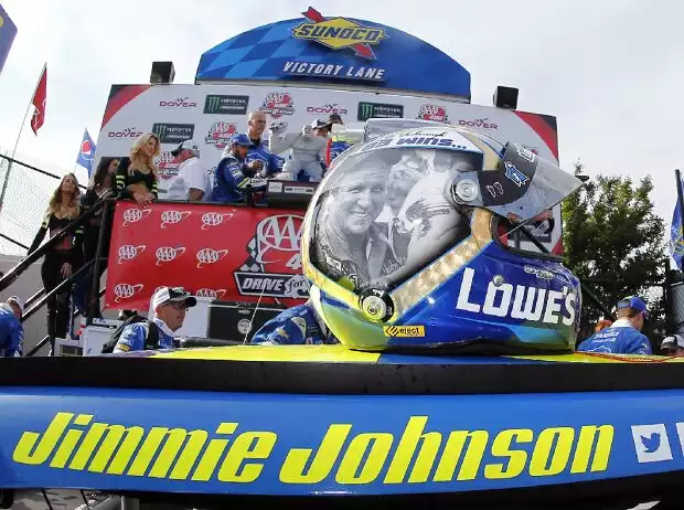 Jimmie Johnson, Helm, Cale Yarborough Titel-Bild zur News: Jimmie Johnson, Helm, Cale Yarborough
