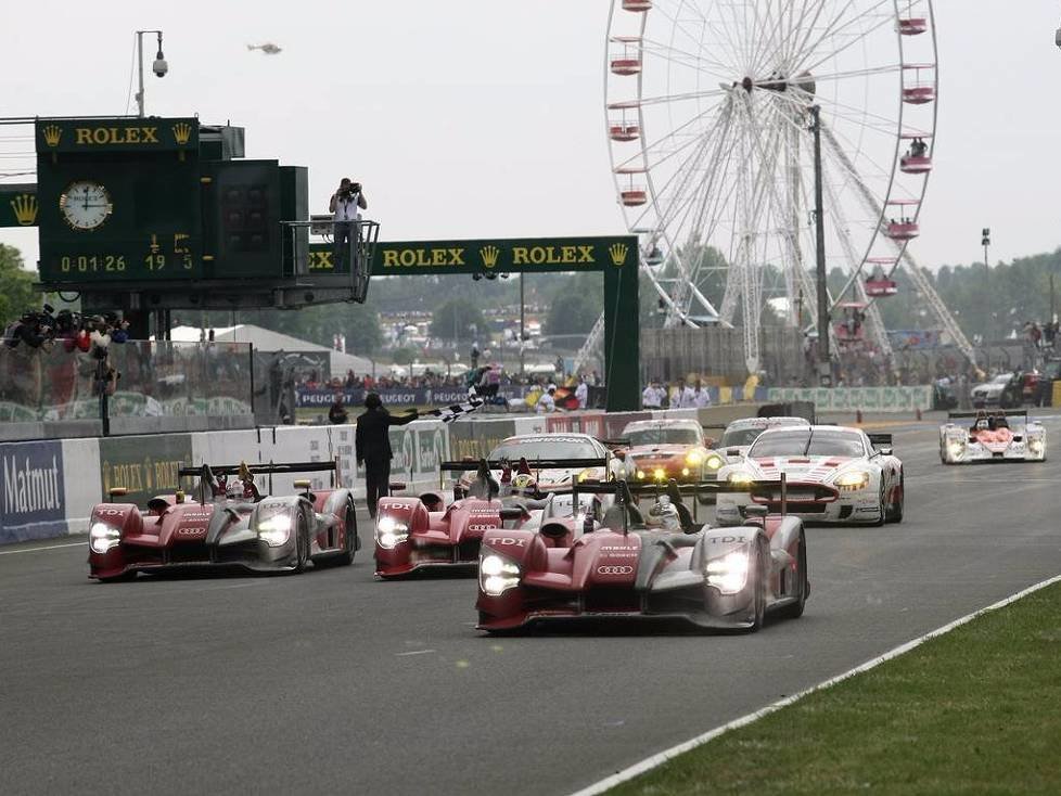 Tom Kristensen, Mike Rockenfeller, Marcel Fässler, Rinaldo Capello, Allan McNish, Romain Dumas, Benoit Treluyer, Zieldurchfahrt