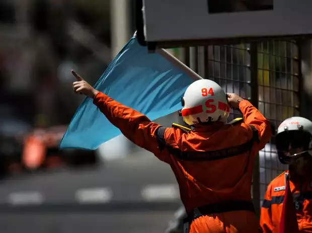Streckenposten mit blauer Flagge Titel-Bild zur News: Streckenposten mit blauer Flagge