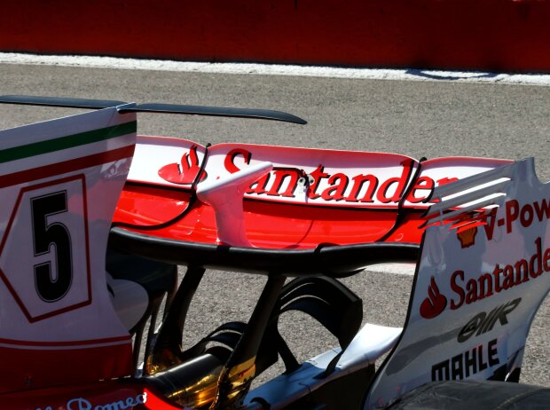 Titel-Bild zur News: Neuer Heck- und T-Flügel am Ferrari SF70-H
