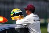 Bild zum Inhalt: Hamiltons emotionalste Pole: Ein Senna-Helm als Geschenk
