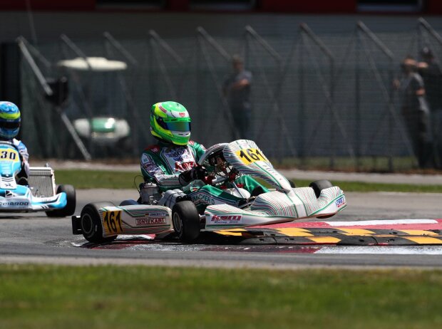 Auf den Randsteinen der Alonso-Kartbahn in Oviedo heben die Fahrer ab